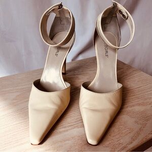 BCBGirls Ivory Classic Leather Pump- size 6.5